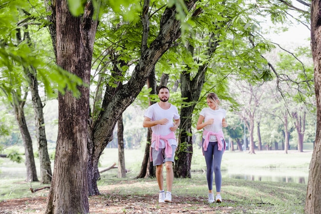 Foto schöne paare, die im parkleben rütteln