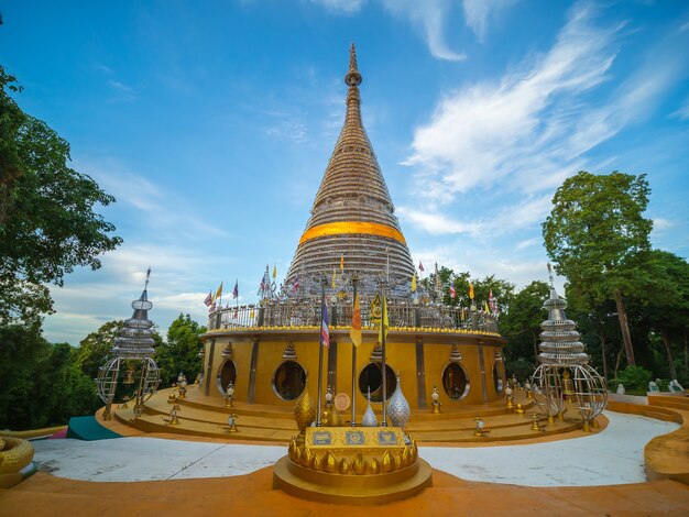 Schöne Pagode ist aus Edelstahl gefertigt.