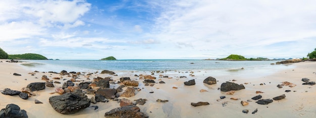 Schöne Panorama-Strandansicht Meereslandschaft in der Provinz Chonburi östlich von Thailand auf blauem Himmelshintergrund Sea Island of Thailand Panoramalandschaft