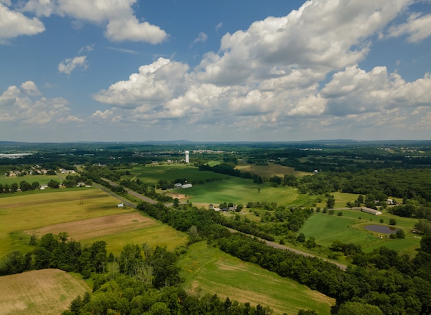 Schöne Panoramalandschaft der schönen Naturhöhe grünes Feld gegen im Wald