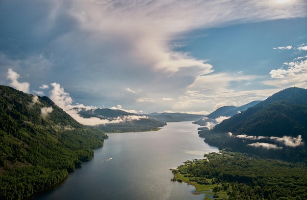 Schöne Panoramalandschaft über Wolken und Bergen mit aufgehender Sonne in der Mitte