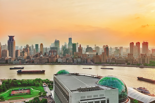 Schöne Panoramasicht auf Wolkenkratzer, Ufergegend, Stadtgebäude von Shanghai, China.