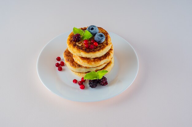 Schöne Pfannkuchen mit Beeren dekoriert