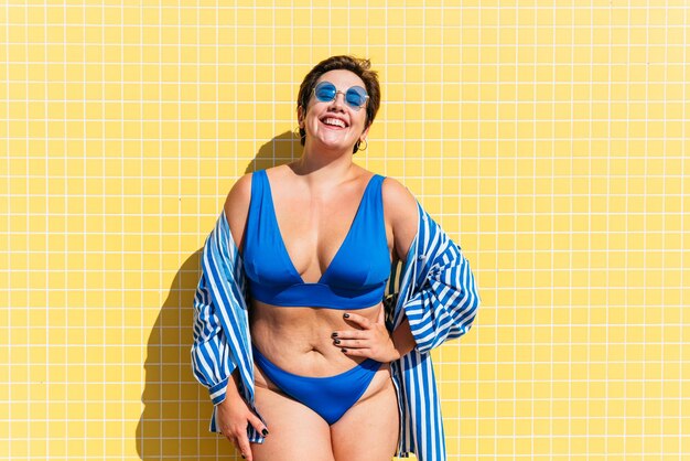 Schöne Plus-Size-Frau mit Badebekleidung am Strand