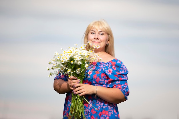 Schöne Plus-Size-Frau mit weißem Haar in einem Sommerkleid