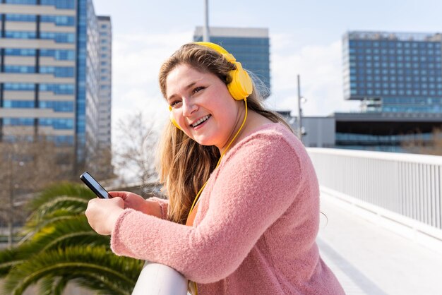 Schöne plus size junge Frau im Freien