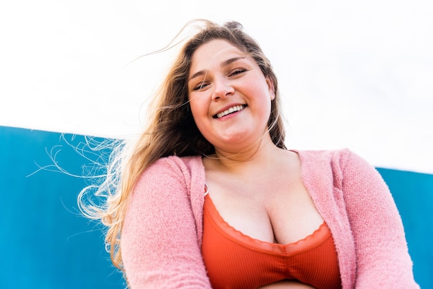 Schöne plus size junge Frau im Freien