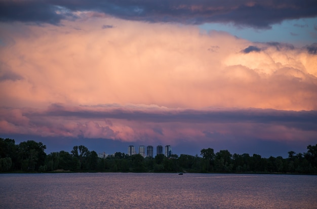 Schöne prächtige Wolken bei Sonnenuntergang am Himmel