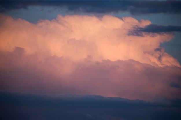 Schöne prächtige Wolken bei Sonnenuntergang am Himmel