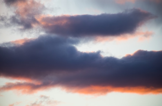 Schöne prächtige Wolken bei Sonnenuntergang am Himmel