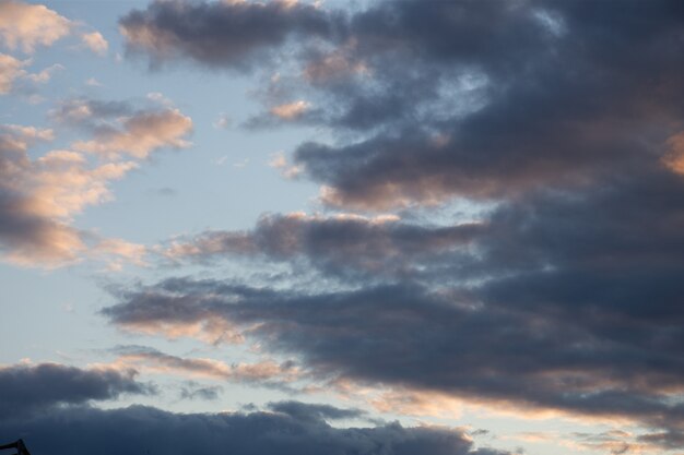 Schöne prächtige Wolken bei Sonnenuntergang am Himmel