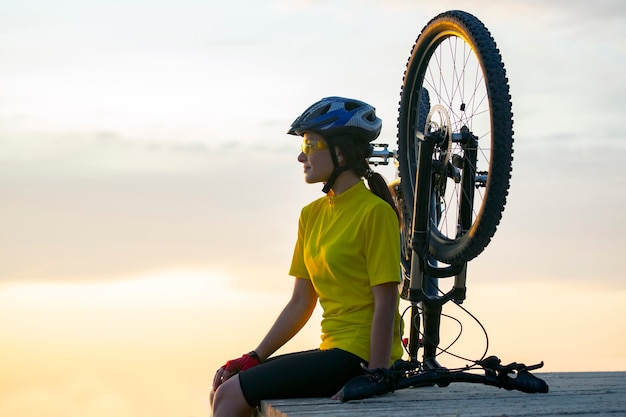 Schöne Radfahrerin mit Fahrrad