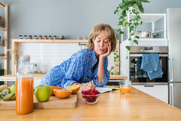 Foto schöne reife ältere frau zu hause