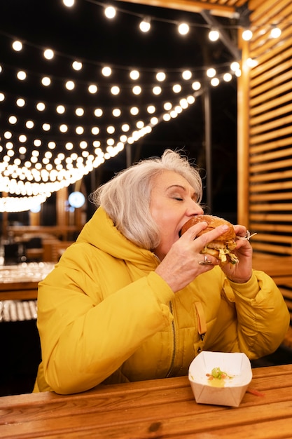 Schöne reife Frau, die eine lustige Zeit hat