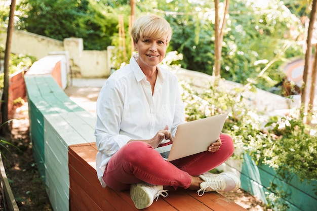 Schöne reife Frau mit Laptop