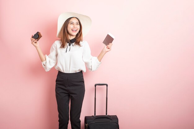 Schöne Reisende Frau ist in pink aufregend