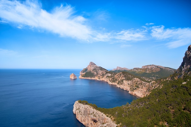 Schöne romantische Aussicht auf das Meer und die Berge. Cap de Formentor - Küste von Mallorca, Spanien - Europa.