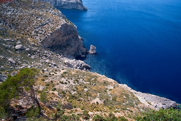 Schöne romantische Aussicht auf das Meer und die Berge