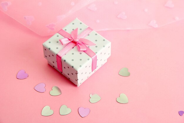 Schöne romantische Geschenkbox auf rosa Hintergrund