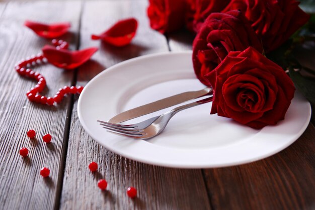 Schöne romantische Tischdekoration mit roten Rosen aus nächster Nähe