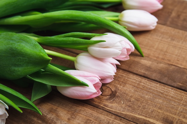 Schöne rosa Tulpenblumen auf dem Holzbrett