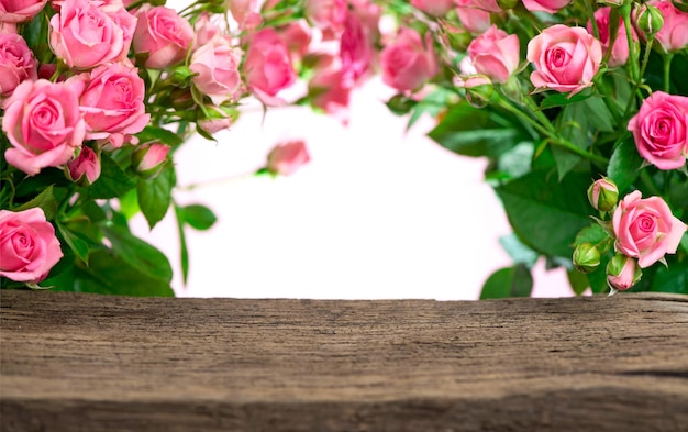 Schöne Rosen-Blumenstrauß-Blumen auf hölzernem Hintergrund