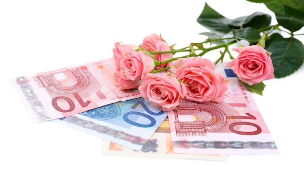 Schöne Rosen und Geld, isoliert auf weiß