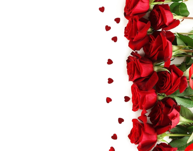 Schöne rote Rosen, isoliert auf weiß