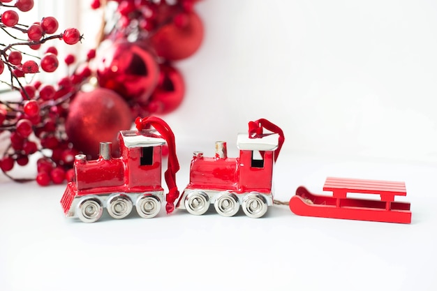 Schöne rote Weihnachtsspielzeuge auf einem weißen Tisch