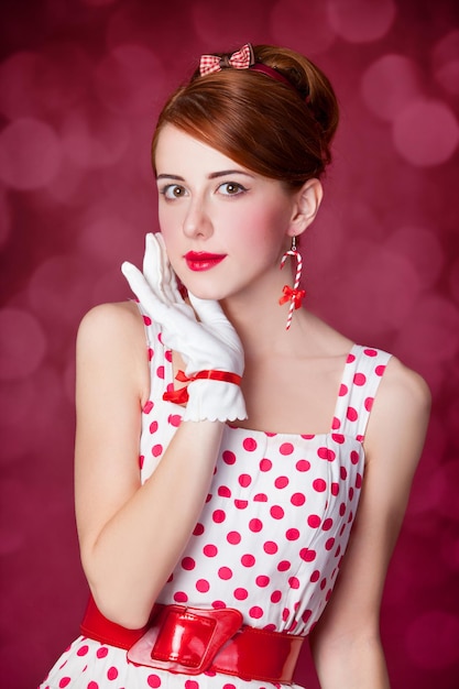 Schöne rothaarige Frauen. Foto im Retro-Stil mit Bokeh im Hintergrund.