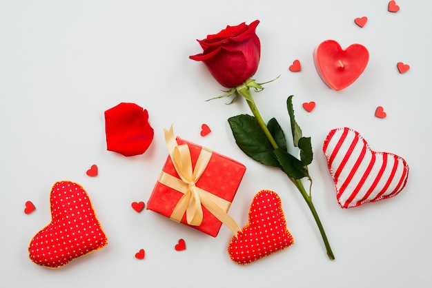 Schöne Rotrosenblume mit Herzen und Geschenkbox