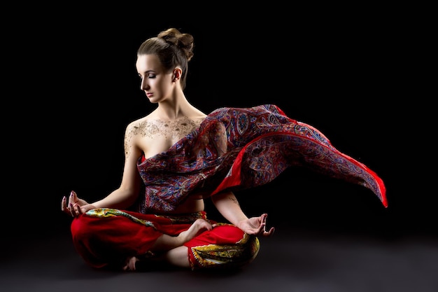 Schöne, ruhige Frau meditiert in der Lotusposition