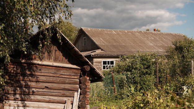 Schöne rustikale Sommerlandschaft alte Holzblockhäuser Region Wologda