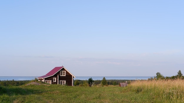 Schöne rustikale Sommerlandschaft alte Holzblockhäuser Region Wologda