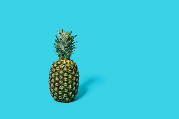 Schöne saftige Ananas lokalisiert auf einem blauen Tisch