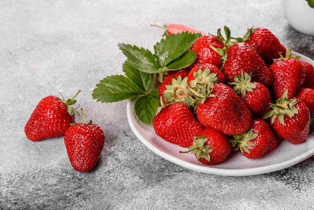 Schöne saftige frische Erdbeeren auf der Betonoberfläche des Tisches