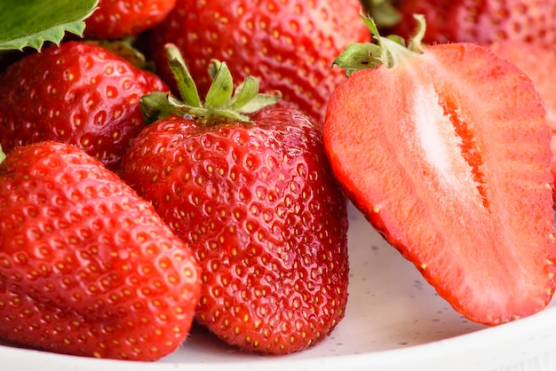 Schöne saftige frische Erdbeeren auf der Betonoberfläche des Tisches