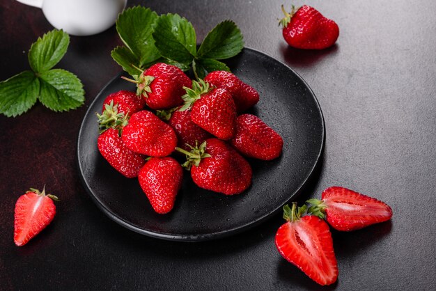 Schöne saftige frische Erdbeeren auf der Betonoberfläche des Tisches