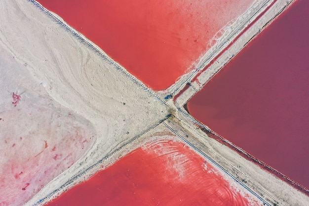 Schöne Salzseelandschaft, rosa Wasserfarbe. Luftaufnahme