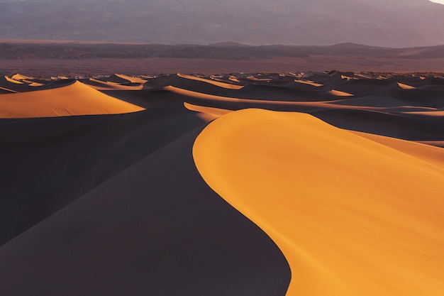 Schöne Sanddünen in der Wüste bei Sonnenaufgang. Death Valley, Nevada, USA.