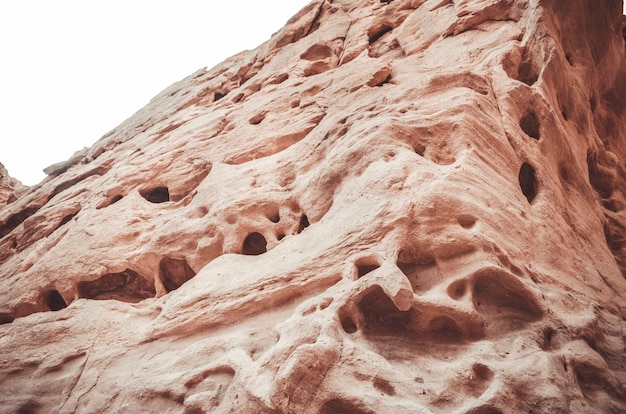 Schöne Sandsteinfelsen des Roten Canyons in den Bergen von Süd-Eilat, Israel.