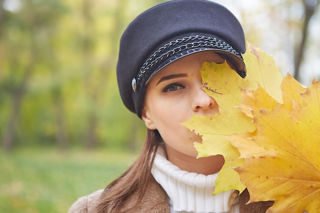 Schöne sanfte Frau im Herbstpark