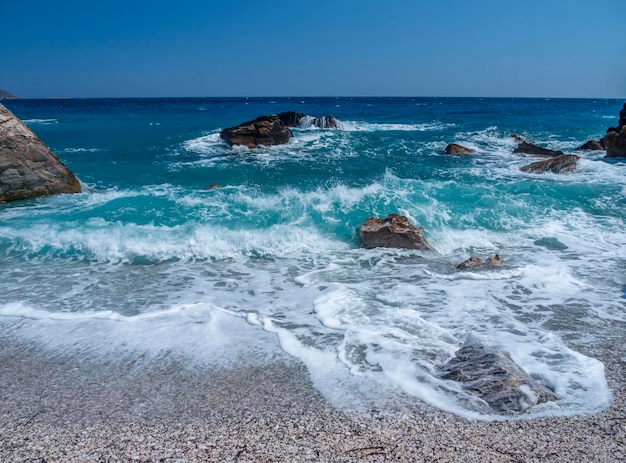 Schöne schäumende Wellen am Strand im Ägäischen Meer in Griechenland