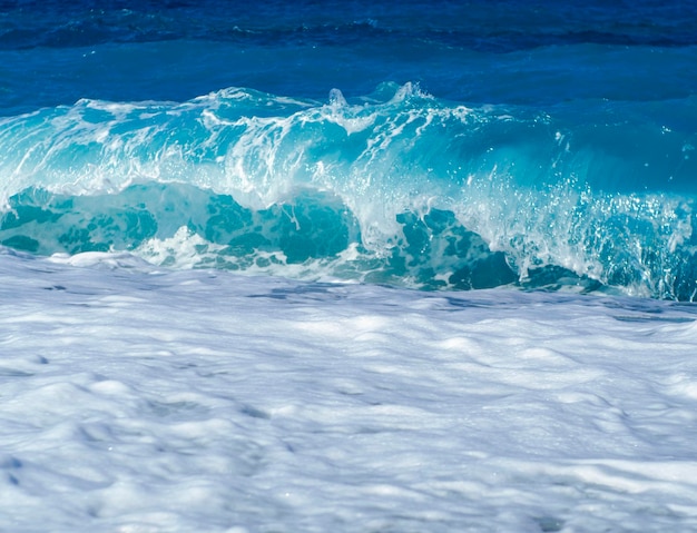 Schöne Schaumwellen an einem sonnigen Tag im Ägäischen Meer auf der Insel Euböa in Griechenland