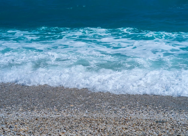 Schöne Schaumwellen an einem sonnigen Tag im Ägäischen Meer auf der Insel in Griechenland