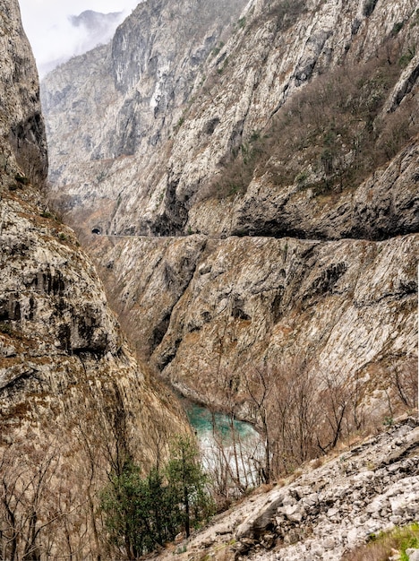 Schöne Schlucht des Flusses Moraca im Winter Montenegro oder Crna Gora Balkan Europa