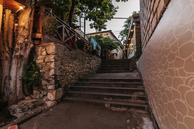 Schöne schmale Gasse mit Steinverkleidung und Fassaden von Gebäuden