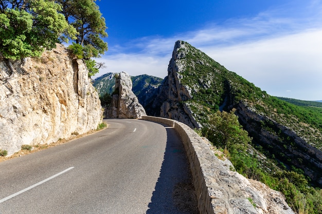 Schöne schmale Straße, umgeben von Felsen im Nationalpark Verdon Gorge in den französischen Alpen French