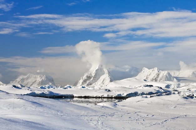 Schöne schneebedeckte Berge