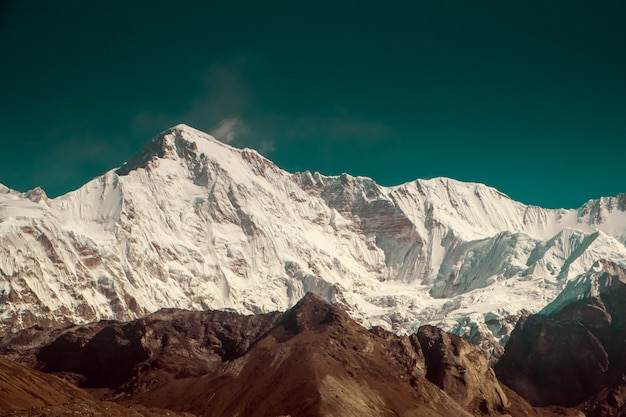 Schöne schneebedeckte Berge